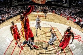 华体会体育-深夜的火炬，当詹姆斯用九分钟凿穿一个时代