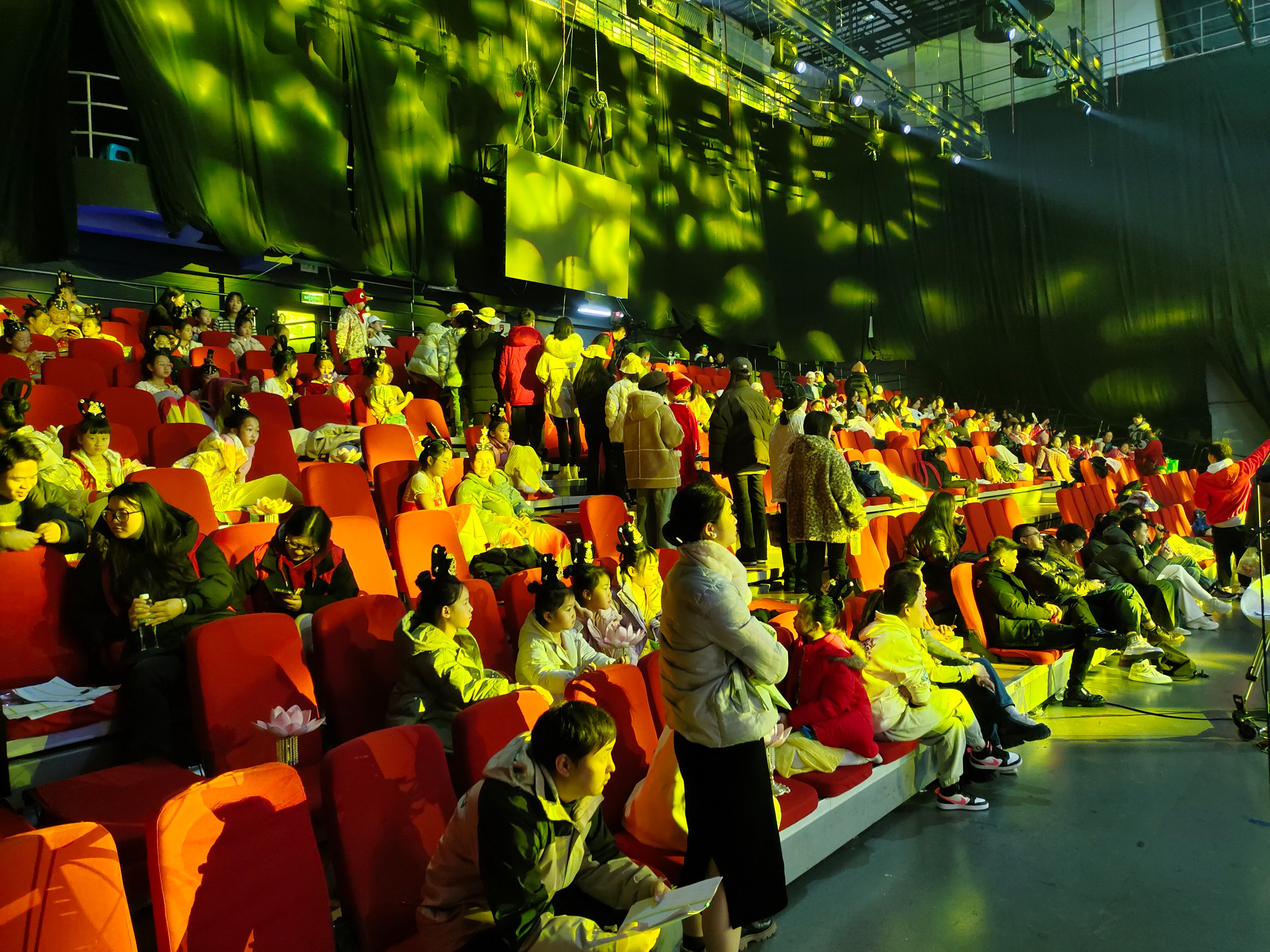 华体会hth-决赛现场观众席座无虚席,气氛热烈 第2张 华体会hth-决赛现场观众席座无虚席,气氛热烈 第2张